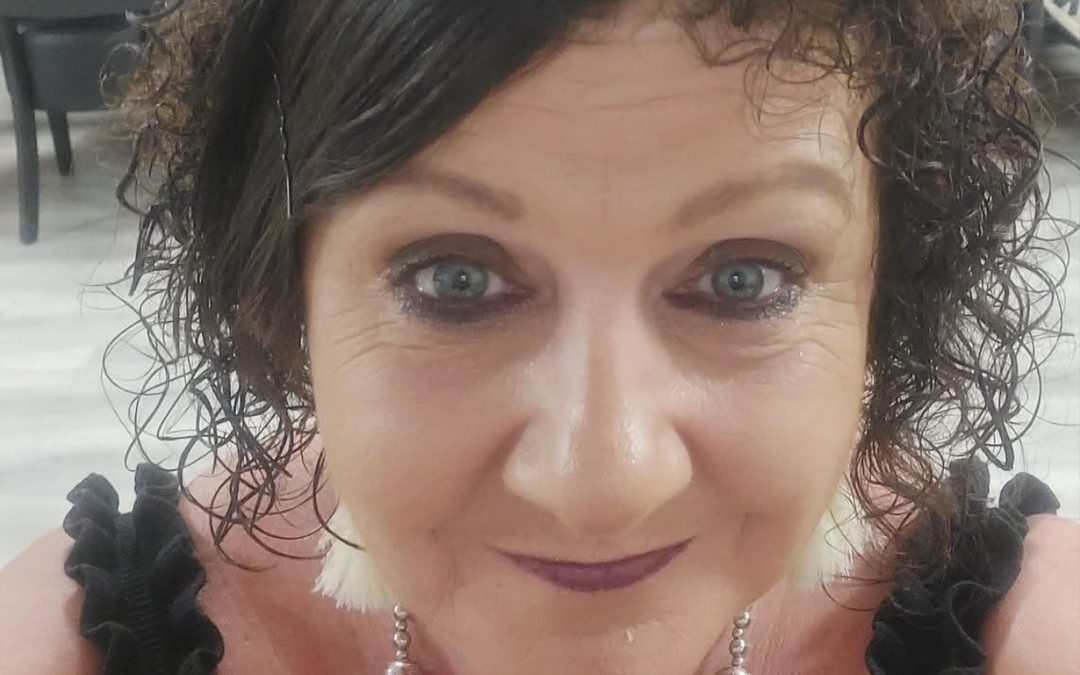 Sut Wnaeth Dysgu Hyblyg dan ofal Addysg Oedolion Cymru Helpu Kelly i Gymryd y Cam Nesaf Tuag at Wireddu ei Breuddwydion 